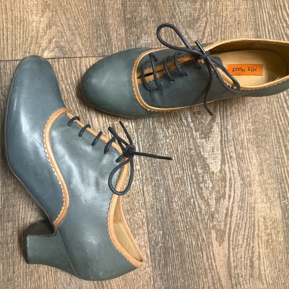 Miz Mooz NWOT size 9M  Blue and Tan Heels very preppy, Victorian, never worn - Picture 4 of 14